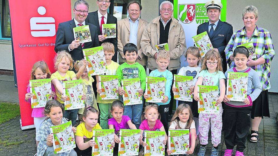 Die ersten Hefte zum Thema „Kinder und Verkehrssicherheit“ wurden jetzt übergeben.