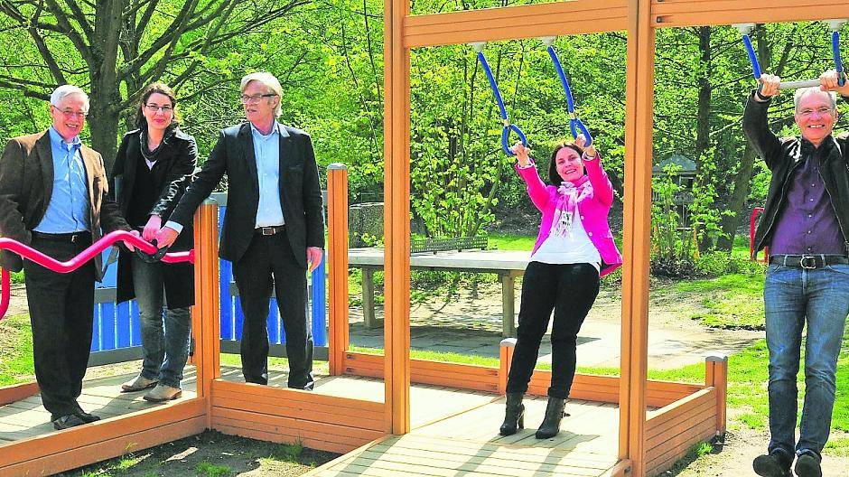 Testeten die neuen Spielgeräte am Konrad-Adenauer-Ring bereits aus: (v.l.) Erster Beigeordneter Dr. Paul Schrömbges, Nicole Waßong (Fachbereich Familie), Bürgermeister Günter Thönnessen, Beatrice Kamper (Technische Beigeordnete) sowie Wolfgang Halberkann von den Städtischen Betrieben.