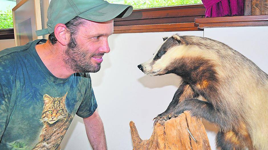 Initiator Markus Heines Auge in Auge mit einem ausgestopften Dachs.