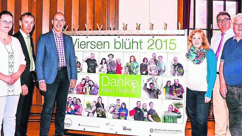 „Macher“ und Unterstützer der Aktion „Viersen blüht“ sagen „Danke, liebe Gärtner“. Von links: Nicole Strucken, Abteilung Stadtgrün und Forsten, Stefan Vander, Sparkassenstiftung Viersen, Thomas Küppers, Leiter der Wirtschaftsförderung, Mareike Backhausen, Citymanagement, sowie Jo Classen und Olaf Fander vom Werbering Viersen aktiv.