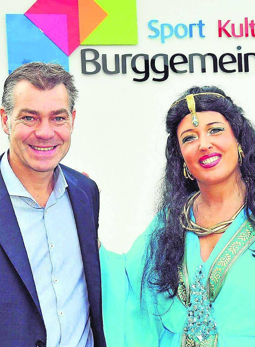  Andrea Hörkens ist bei ihrem Besuch bei Frank Gellen, Bürgermeister der Gemeinde und Schirmherr der Veranstaltung, schon in die Rolle der Aida geschlüpft. 