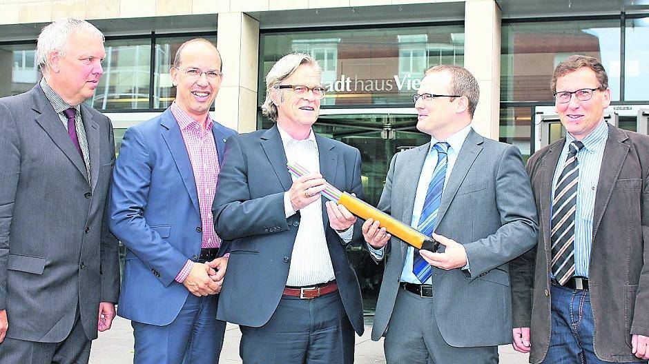  Daniel Breuer von der Telekom (2.v.r.) überreicht Bürgermeister Günter Thönnessen symbolisch den ersten halben Meter Glasfaserkabel. Darüber freuen sich auch Norbert Jansen und Thomas Küppers von der Viersener Wirtschaftsförderung (v.l.) und Hans-Dieter Banken von der Telekom. 
