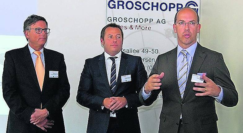  Das Bild zeigt (von links): Wolfgang Pflug, Geschäftsführer Groschopp AG Drives &amp; More; Thomas Hoffmann, Leiter Firmenkundenbetreuung bei der Volksbank Viersen; Thomas Küppers, Fachbereichsleiter Wirtschaftsförderung und Liegenschaften, Stadt Viersen. 