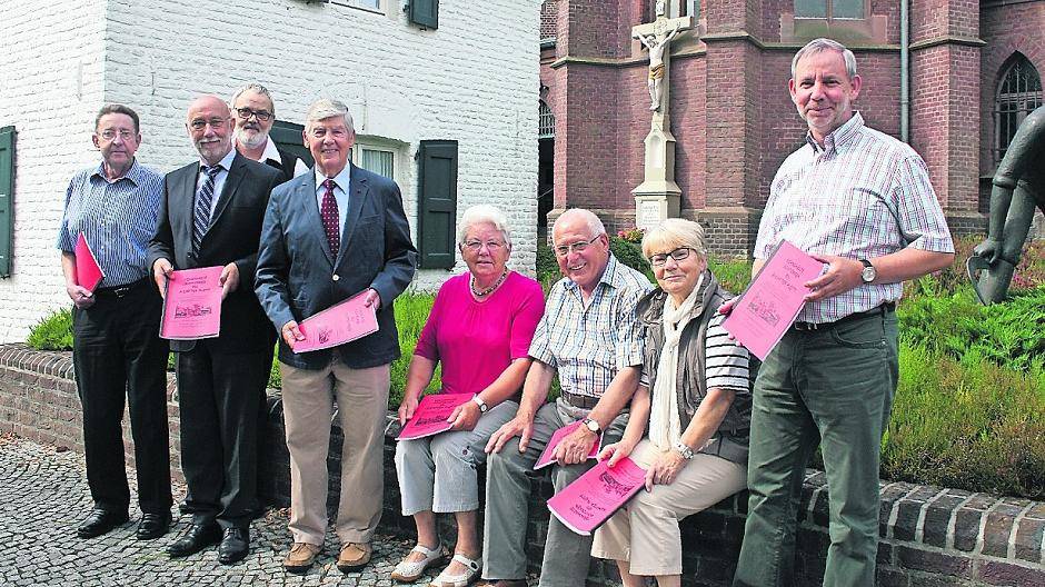  Gemeinsam mit weiteren Autoren und Illustrator stellte Dr. Karl-Heinz Achten (4.v.l.) das neue Jahrbuch des Klängerclub Elmpt vor. Auch Bürgermeister Herbert Winzen (3.v.l.) und Theo Coenen (re., Vorsitzender des Kländerclubs) freuen sich auf den 18. Band. 