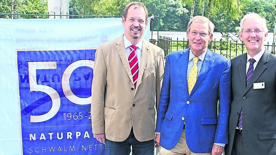 Naturpark-Vorsteher Peter Ottmann (Mitte), Dr. Ferdinand Schmitz (li.), Vorsitzender der Verbandsversammlung, und Geschäftsführer Michael Puschmann freuen sich auf das Jubiläum.