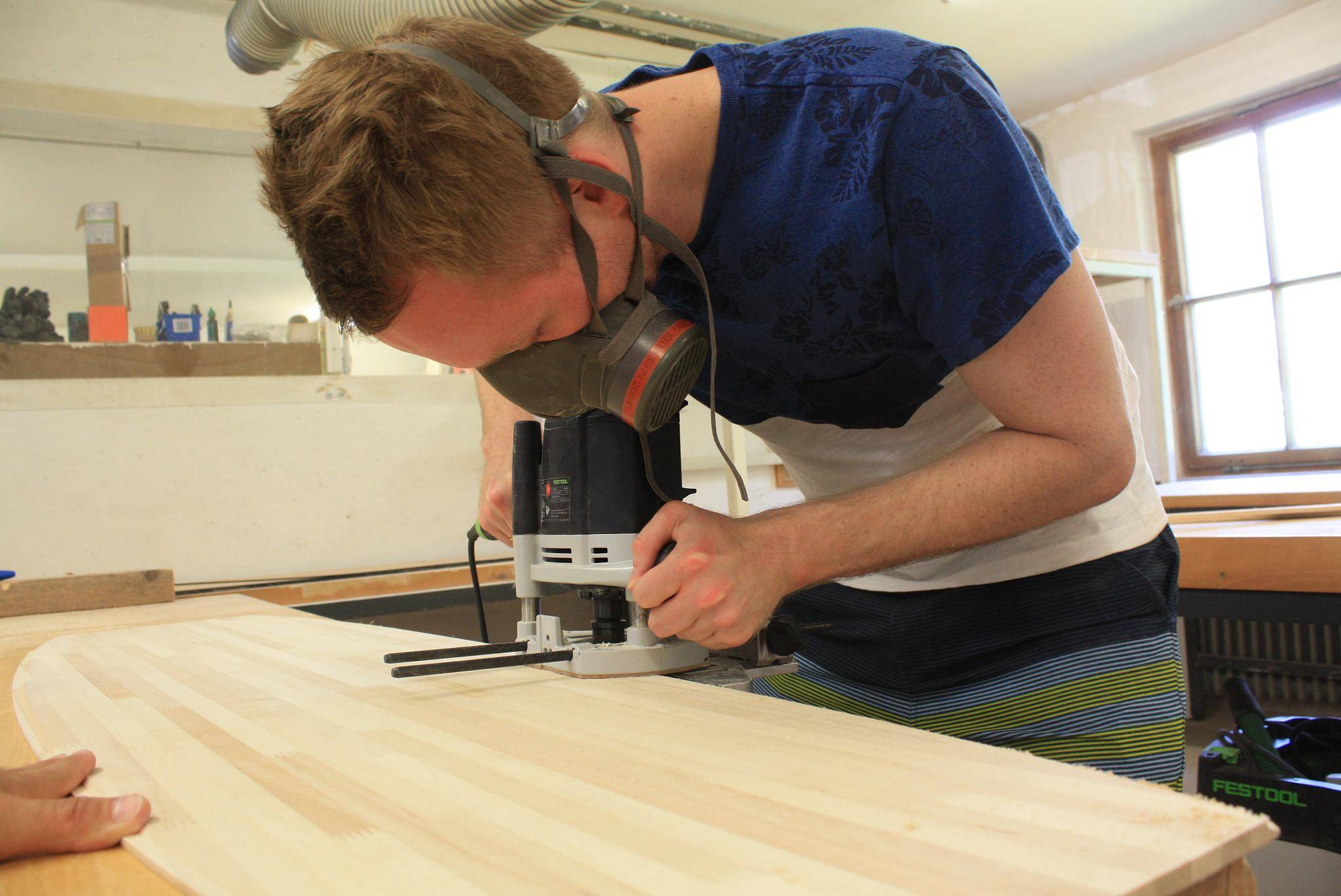  Die Atemschutzmaske ist wichtig, denn nicht nur Holzspäne fliegen durch die Luft, sondern auch winzig kleine Glasfaserpartikel. 