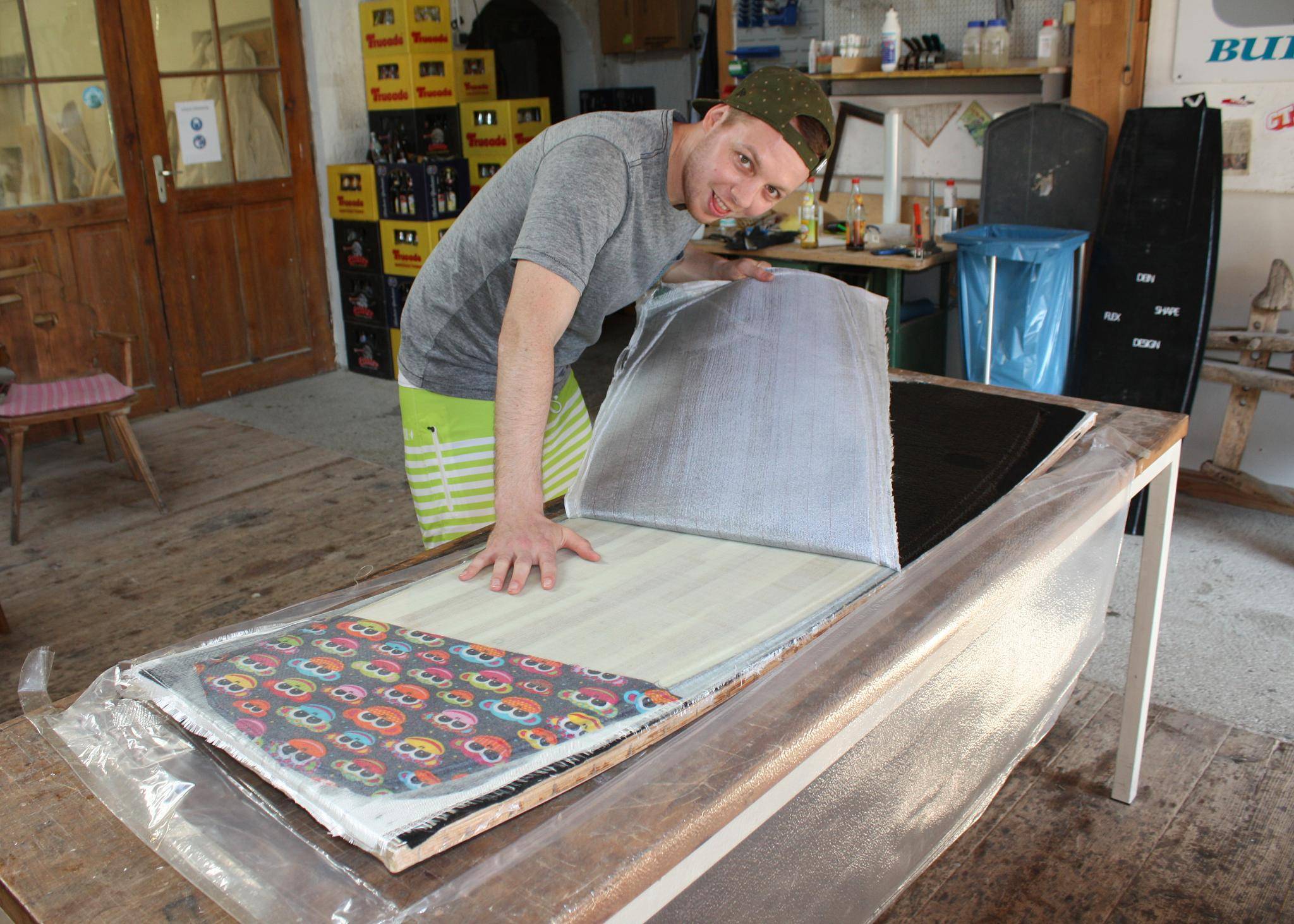 Der große Moment: Nach einer Nacht im Backofen befreie ich das Board aus seiner Vakuumverpackung. Jetzt ist das Board fast fertig und nur noch der Feinschliff ist nötig.