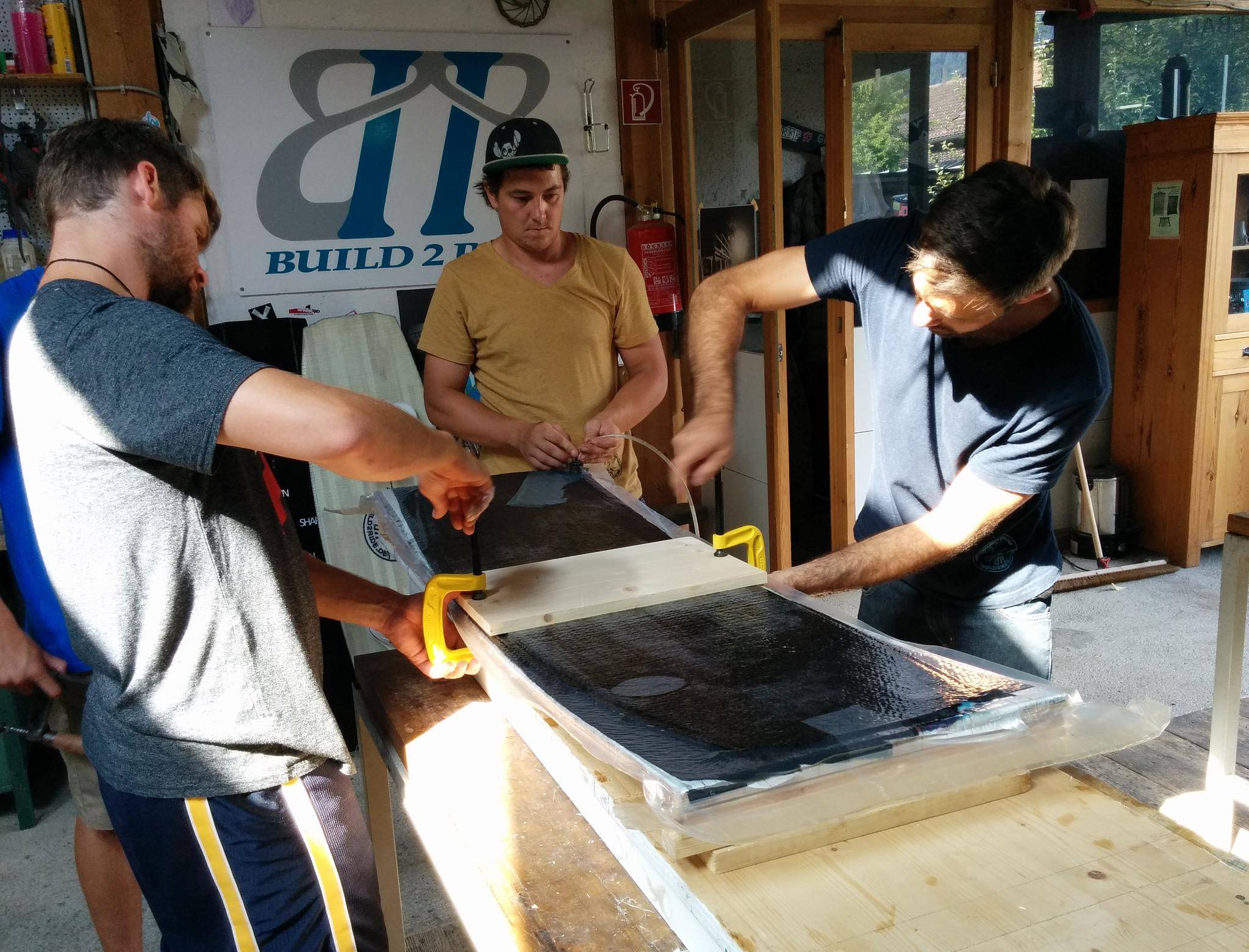  Aus dem Backofen raus und dann wird das Board aus der Vakuumverpackung geschnitten. 