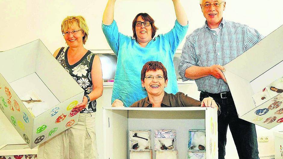 Begeistert von den kunstvollen Kisten: Susanne Greven (Kita Konrad-Adenauer-Ring, links), Künstlerin Dagmar Reichel (hinten) sowie Jutta Pitzen (Städtische Galerie) und Kulturdezernent Dr. Paul Schrömbges.