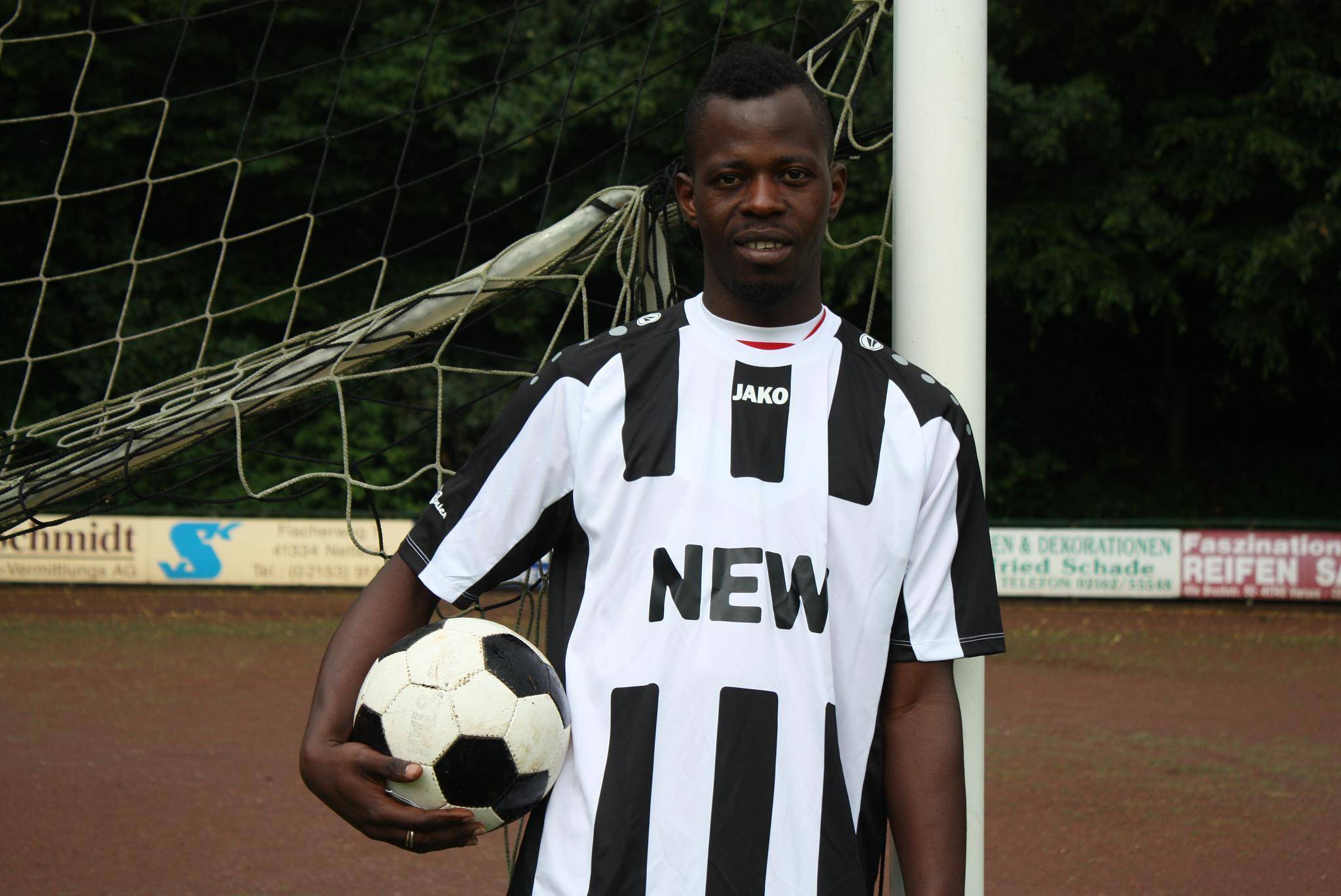 Hassan Musah ist aus Ghana über Libyen nach Europa geflohen. Seit elf Monaten lebt er in Süchteln an der Schmiedestraße. Beim Dülkener FC hat der junge Fußballer eine "neue Heimat" gefunden.