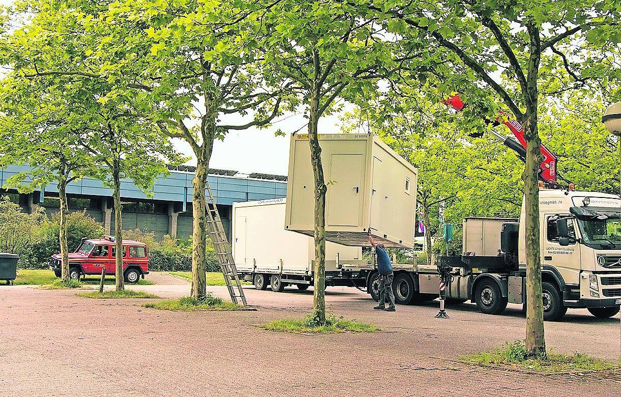  Am Freitag wurden auch WC- und Duschcontainer auf dem Gelände aufgebaut. Daran beteiligt waren sowohl das Deutsche Rote Kreuz als auch das Technische Hilfswerk. 