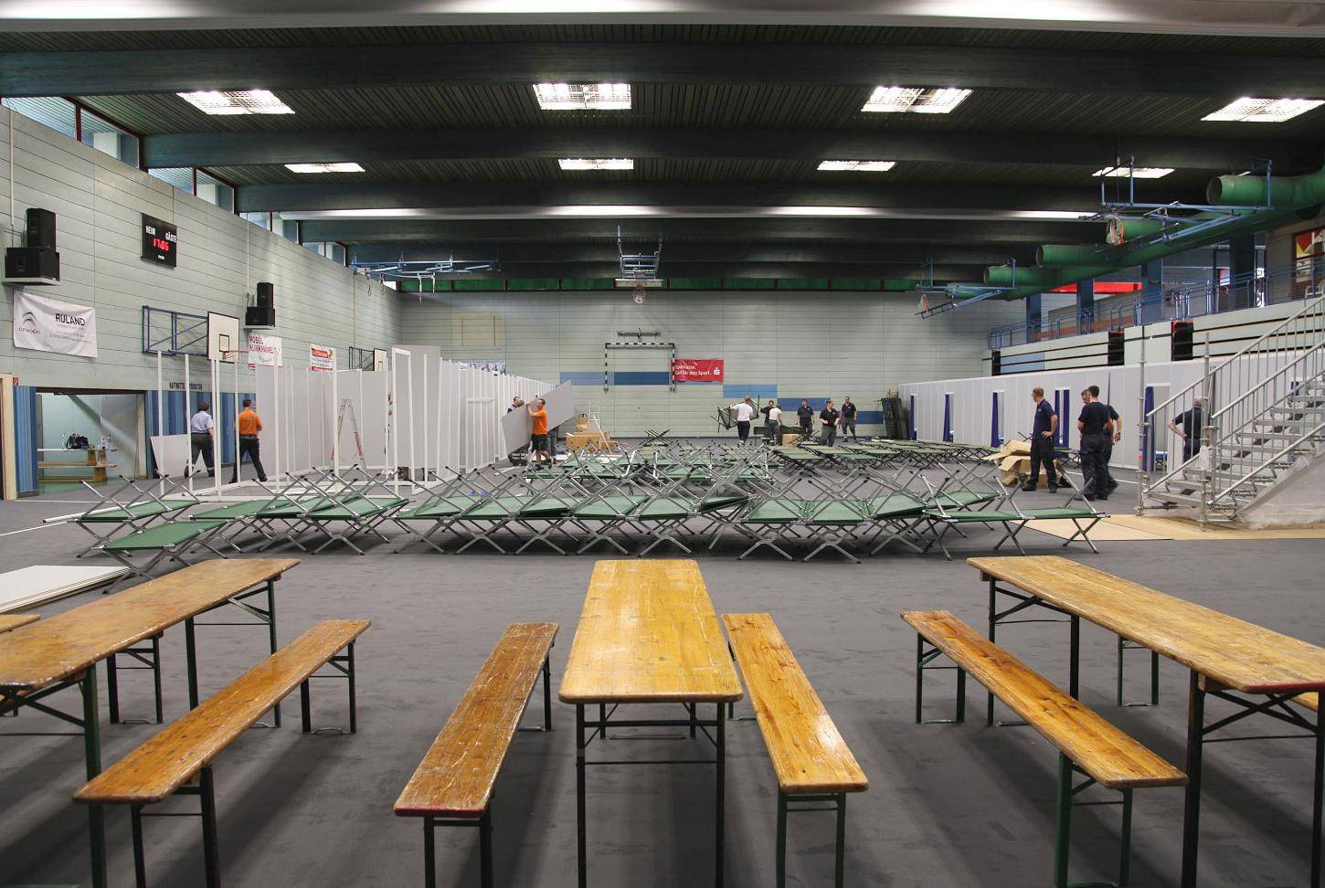 So sieht es in der Turnhalle am Ransberg jetzt aus: 150 Betten, Sitzgelegenheiten. Auch eine Handyladestation wurde errichtet.