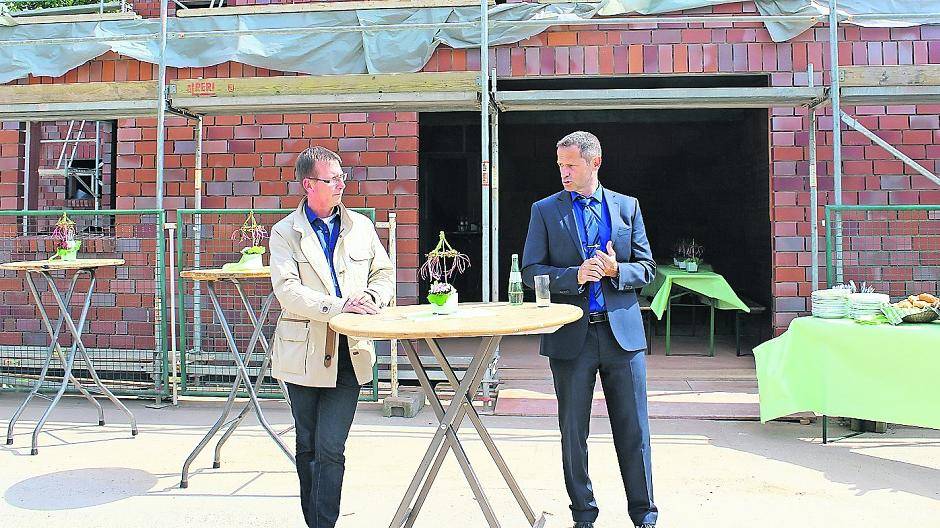 Kinderdorfleiter Dr. Klaus Esser (links) und Bürgermeister Michael Pesch bei dem Richtfest.