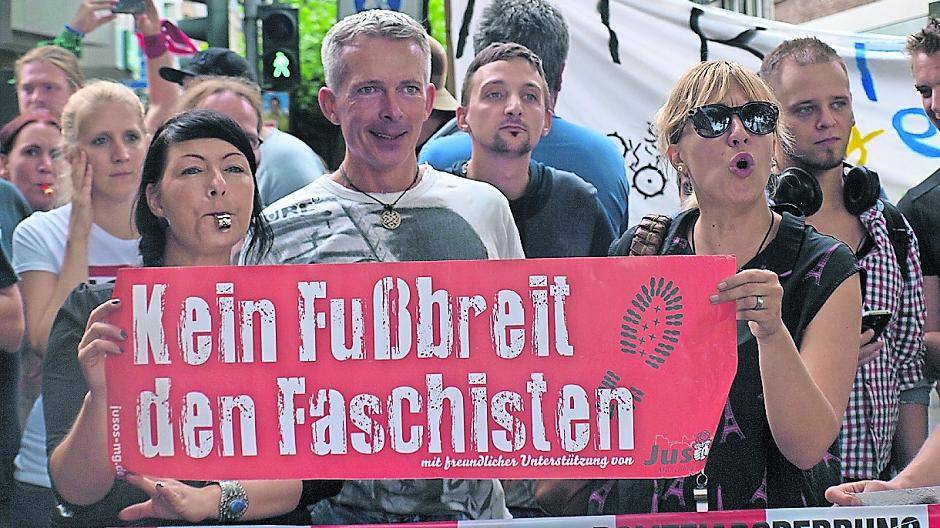 In Viersen wurde sowohl auf dem Sparkassevorplatz als auch vor dem Café Extrablatt gegen die NPD-Anhänger demonstriert. Schätzungsweise 400 bis 600 Viersener beteiligten sich an der Aktion.