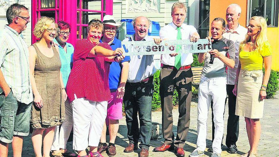 Am 23. August findet die zweite Auflage von „Viersen Open Art“ im Lyzeumsgarten statt. Die Mitglieder der Initiative, Sponsoren sowie Schirmherr Emil Schult (3.v.r.) freuen sich auf viele Besucher bei dem Kunstfestival unter freiem Himmel.