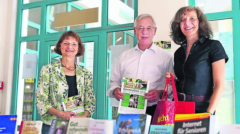  Marianne Bartsch (Stadtbibliothek), Viersens Erster Beigeordneter Dr. Paul Schrömbges und Bibliotheksleiterin Christiane Wetter (von links) laden zur Veranstaltungsreihe „Aktiv in die zweite Lebenshälfte“ in die Stadtbibliothek ein. 