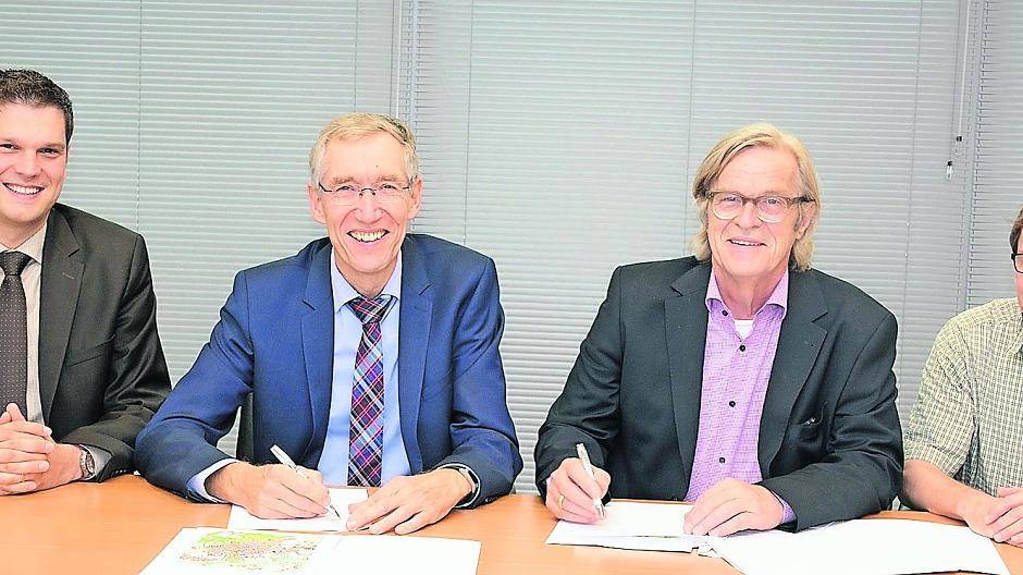 Henk Brockmeyer (Teamleiter Flächenpool BEG NRW), Thomas Lennertz (Geschäftsführer BEG NRW), Viersens Bürgermeister Günter Thönnessen sowie Ingo Wöltge von der Abteilung Stadtplanung bei der Unterzeichnung der Vereinbarung.