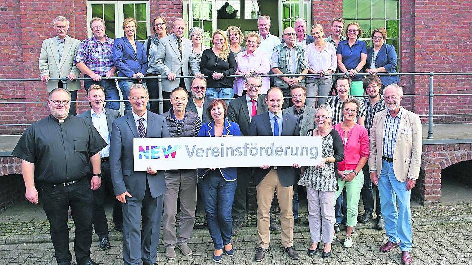  Das Foto zeigt in der ersten Reihe Ralf Poll (Geschäftsführer der Niederrhein Energie und Wasser GmbH, zweiter von links) und Daniel Pelzer (Abteilungsleiter Marketing der NEW AG, vierter von links) inmitten der Vereinsvertreter aus dem Kreis Viersen. 