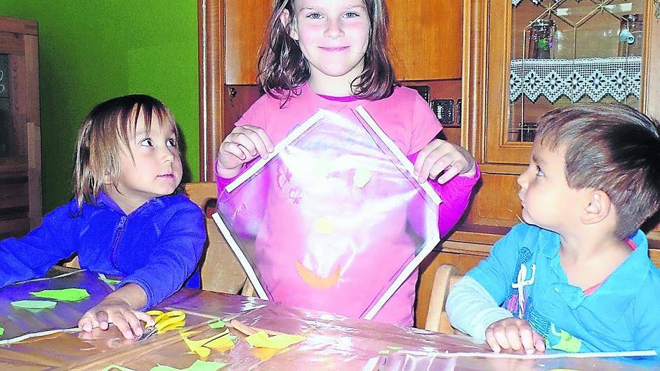  Ganz fleißig beim Drachenbasteln (v.l.): Celina, Dorothea und Ramadan. 