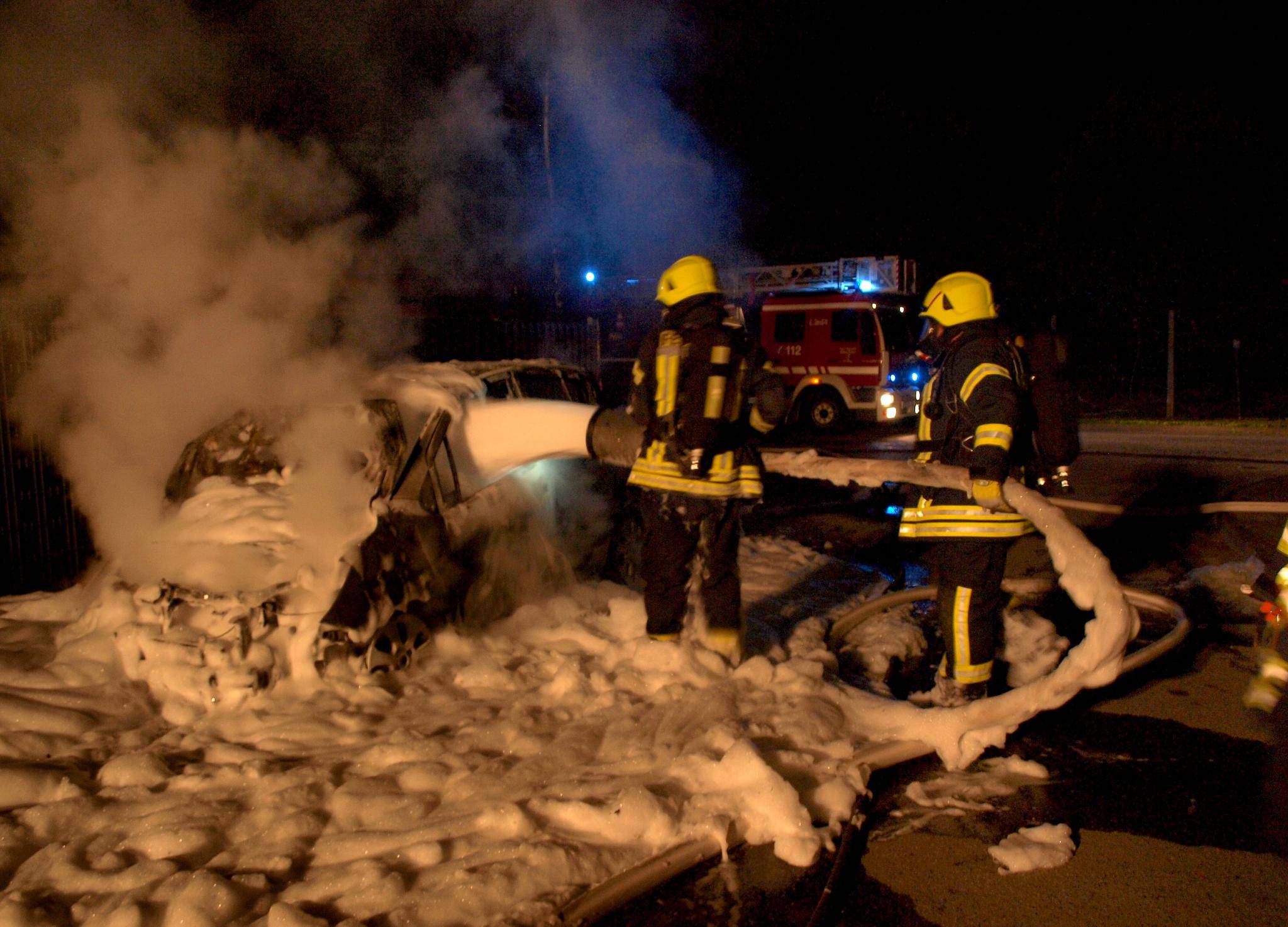 Die Wehrleute bekämpften die Flammen mit Schaum.