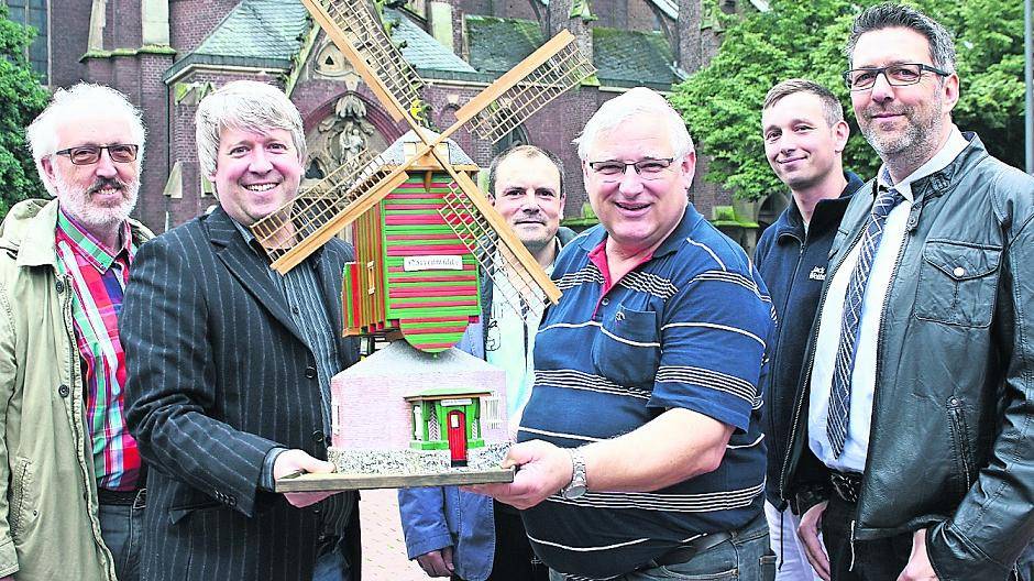 Hans-Willi-Pertenbreiter (vom Sponsor der Volksbank), DülkenBüro-Leiter Andreas Goßen, Thorstem Jskobd (Vaterstädtischer Verein), Olaf Fander (Werbering), Stephan Nothofer (Vaterstädtischer Verein) und Andreas Bach (Volksbank) (v.l.) laden ein zum Mühlenfest ab kommenden Freitag.