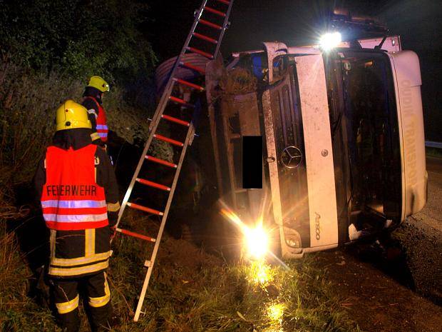 Nachdem der LKW auf der A52 umgekippt war, musste die Autobahn mehrere Stunden gesperrt...