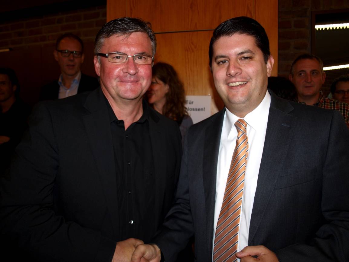 Kalle Wassong (parteilos, links) gewann den ersten Wahlgang - für die absolute Mehrheit reichte es nicht. Im zweiten Wahlgang tritt er gegen Bennet Gielen von der CDU (rechts) an.