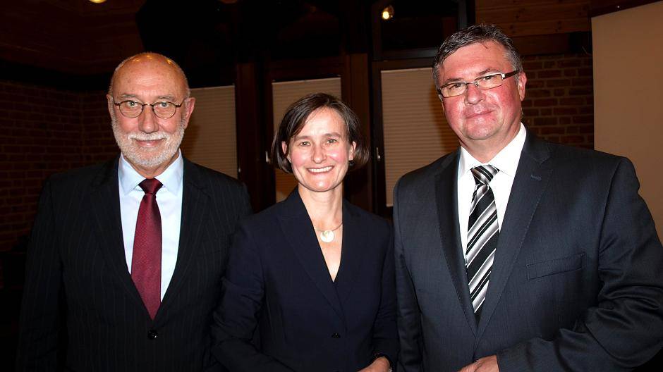 Feierliche Amtsübergabe: (v.l.) Herbert Winzen (Bürgermeister a.D.), Trudis Jans, stellv. Bürgermeisterin, und Bürgermeister Karl-Heinz „Kalle“ Wassong.