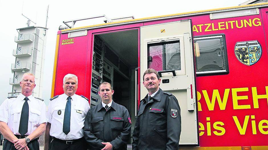 Der Einsatzleitwagen 2 ist auf Digitalfunk umgerüstet. Die neue Technik stellen vor (von links): Michael Fothen, Kommunikations-Administrator auf der Kreisleitstelle; Kreisbrandmeister Klaus-Thomas Riedel; Krisenstabsmitglied Stephan Leewen, der die Einführung und Schulung begleitet hat; Andreas Syben von der Feuerwehr Kempen, der den Einsatzleitwagen 2 bedient.