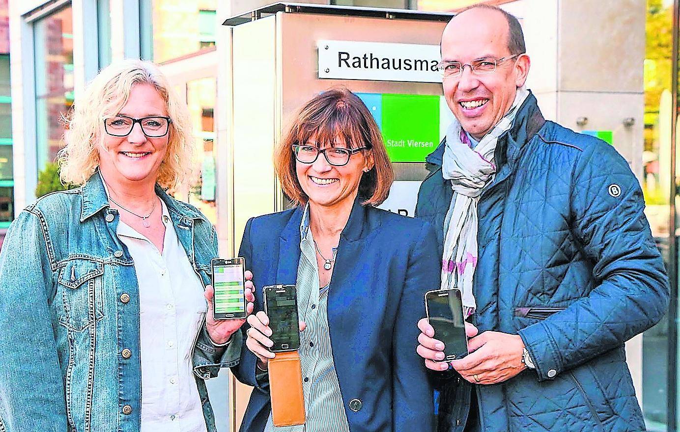 Hoch zufrieden mit der neuen App sind (v.l.) Eva-Maria Ix (Bürgerbüro), Adele Holt (Wirtschaftsförderung) und Viersens Wirtschaftsförderer Thomas Küppers.