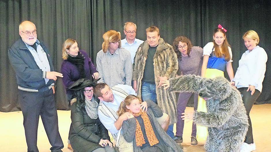  Regisseur Lothar Lange (links) hat seine märchenhafte Truppe im Griff. 