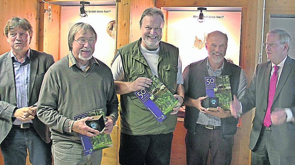  Naturpark-Verbandsvorsteher Peter Ottmann (r.) erhält bei der Tagung des Deutschen Wanderinstituts die positive Nachricht: Alle neun Premium-Wanderwege im Schwalm-Nette-Gebiet sind weiter zertifiziert. Es gratulieren (v.l.): Dr. Ansgar Reichmann (Leiter Biologische Station Krickenbecker Seen), Matthias Gruber, Jochen Becker und Klaus Erber (alle vom Deutschen Wanderinstitut). 