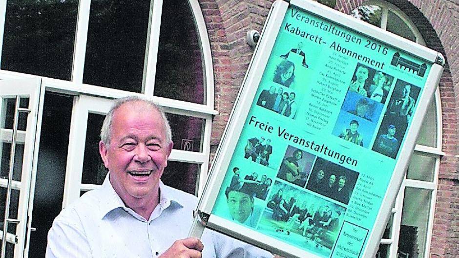  Hermann Schröder vom Kulturforum stellte jetzt im Schloss Dilborn in Brüggen das neue Kulturprogramm vor. Der Verkauf für das beliebte Kabarett-Abo startet bald, telefonisch und via Mail kann man bereits jetzt reservieren. 