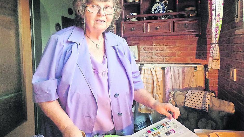 Christine van Ratingen aus Süchteln hat eine Leidenschaft für Briefmarken.