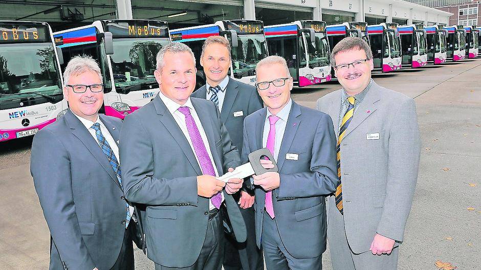 Michael Fausten, Hauptabteilungsleiter der NEW mobil und aktiv Mönchengladbach, Hansmartin Rosin, Werksbeauftrager von Mercedes-Benz, Uwe Peters, Betriebsleiter NEW mobil und aktiv Viersen, Armin Marx, Vorstand NEW, und Wolfgang Opdenbusch, Geschäftsführer NEW mobil und aktiv Mönchengladbach und Viersen, (v.l.) bei der Übergabe der neuen Busse.