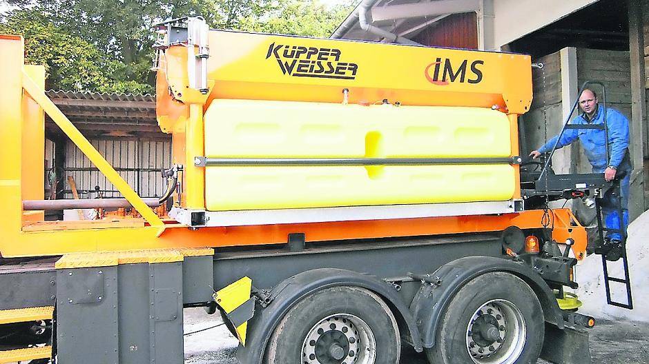  Michael Deckers vom Baubetriebshof inspiziert den neuen Aufsatzstreuer. Der Kreis Viersen ist für den Winterdienst 2015/16 gerüstet. 