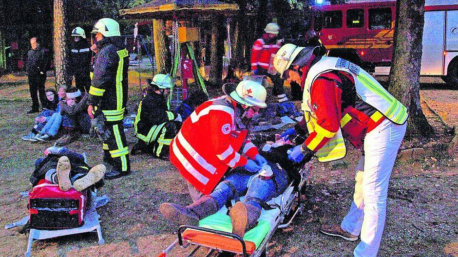  Keine Sorge, alles nur gespielt: Für die Feuerwehrübung im Tierpark Brüggen wurde die Situation inszeniert und die Verletzten sehr realitätsnah geschminkt. 
