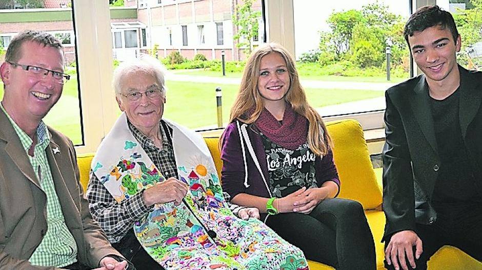  Tag der Einsegnung: (v.l.) Kinderdorfleiter Dr. Klaus Esser, Kinderdorfpfarrer Eddi Erlemann, Celine und Stylianos aus dem Kinder- und Jugenddorf. 