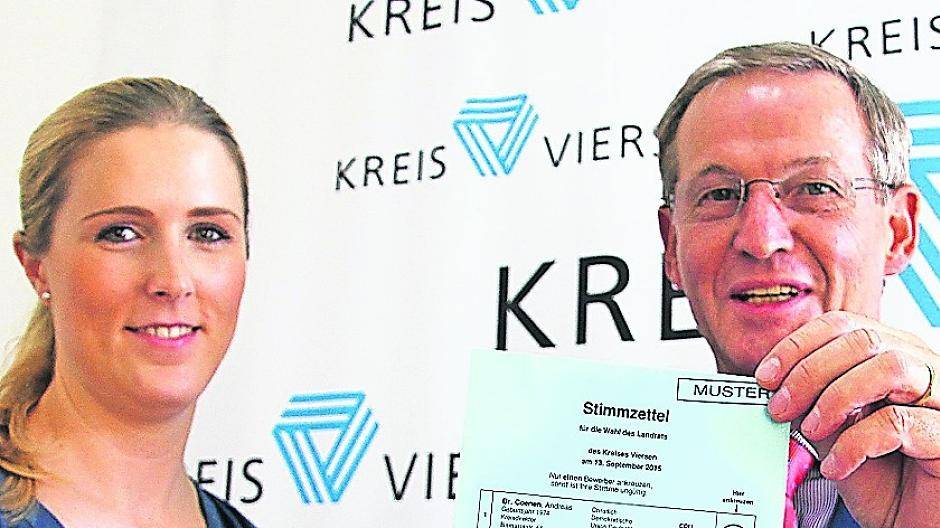 Kreiswahlleiter Landrat Peter Ottmann und Wahl-Organisatorin Vivien Packheiser mit dem Stimmzettel für die Landratswahl am 13. September.
