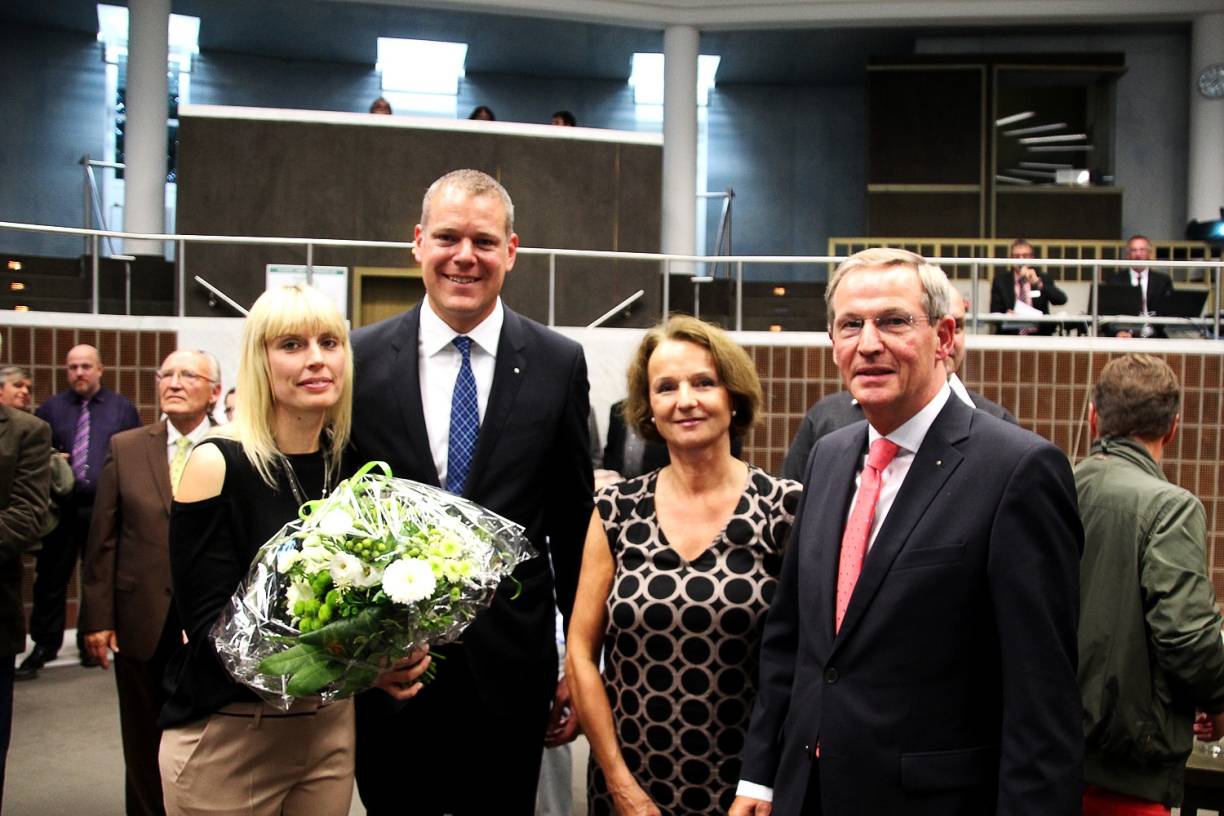  Landrat Peter Ottmann (r.) mit seiner Ehefrau Katharina gratuliert Dr. Andreas Coenen und dessen Ehefrau Jacqueline zur gewonnen Wahl.  
