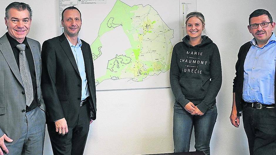  Bürgermeister Frank Gellen (v.l.), Frietjof Gerstner (RWE), Lena Offermanns (Gemeinde) und Dieter Dresen (Gemeinde) freuen sich auf viele Vorschläge. 