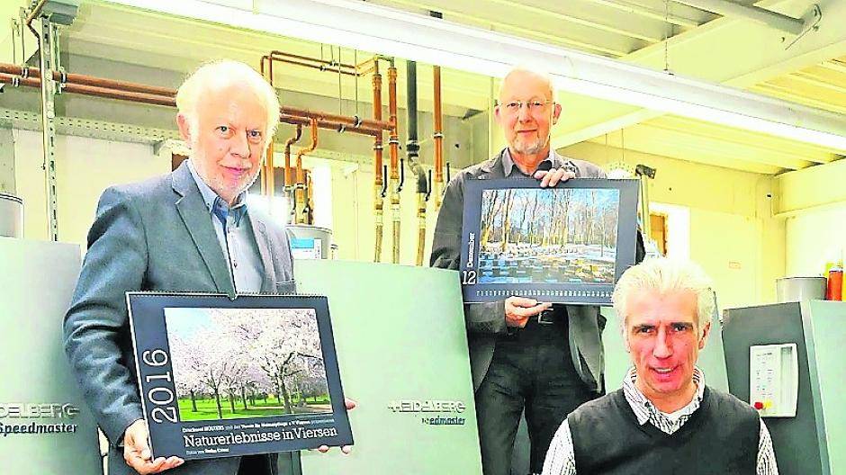  Präsentierten den neuen Kunstkalender des Verein für Heimatpflege Viersen (v.l): Dr. Albert Pauly (Heimatverein), Fred Pollmanns (Heimatverein, sitzend), Stefan Kaiser (Künstler, Fotograf) und Christoph Hölters (Druckerei). 