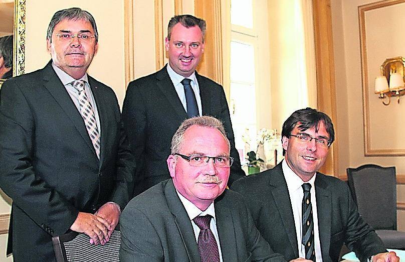 Wo Einigkeit herrscht, will man zusammenarbeiten: Hans Smolenaers (SPD, hinten links), Michael Aach (CDU), Udo Schiefner (MdB, vorne links) und Dr. Marcus Optendrenk (MdL, CDU).