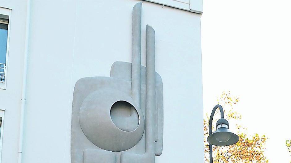 Präsentierten jetzt das Kunstwerk am neuen Facharztzentrum: (v.l.) Alt-Bürgermeister Günter Thönnessen, Künstler Wolfgang Göddertz, Bürgermeisterin Sabine Anemüller und Bernd Zaum (Prangenberg &amp; Zaum).