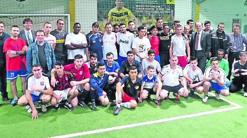 Rund 45 Flüchtlinge freuten sich über die Möglichkeit, gemeinsam mit fünf Profis von VVV Venlo trainieren zu können.
