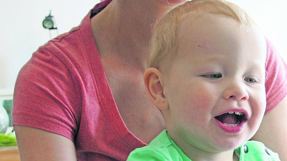 Eine junge Mutter mit Kleinkind arbeitet zu Hause am PC. Wie sich Beruf und Familienleben vereinbaren lassen, ist eines der Themen aus dem Familienbericht Kreis Viersen. In Kürze beginnt die Befragung von 4000 Haushalten.