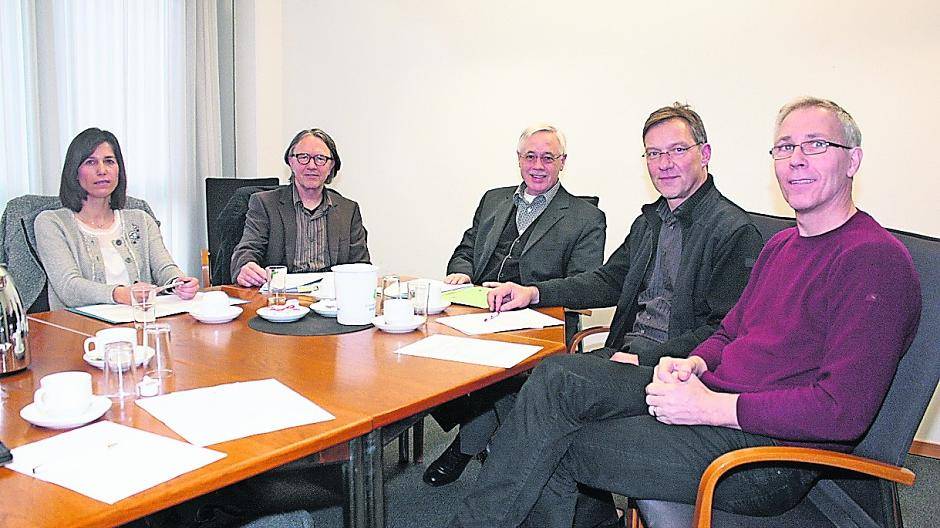  Claudia Ulonska und Michael Theven (Stadt Viersen), Beigeordneter Dr. Paul Schrömbges, Ludger Firneburg, Geschäftsführer der Diakonie, und Koordinator Peter Hohlweger (v.l.) diskutieren am runden Tisch, wie man in Viersen Flüchtlinge künftig besser unterstützen kann. 