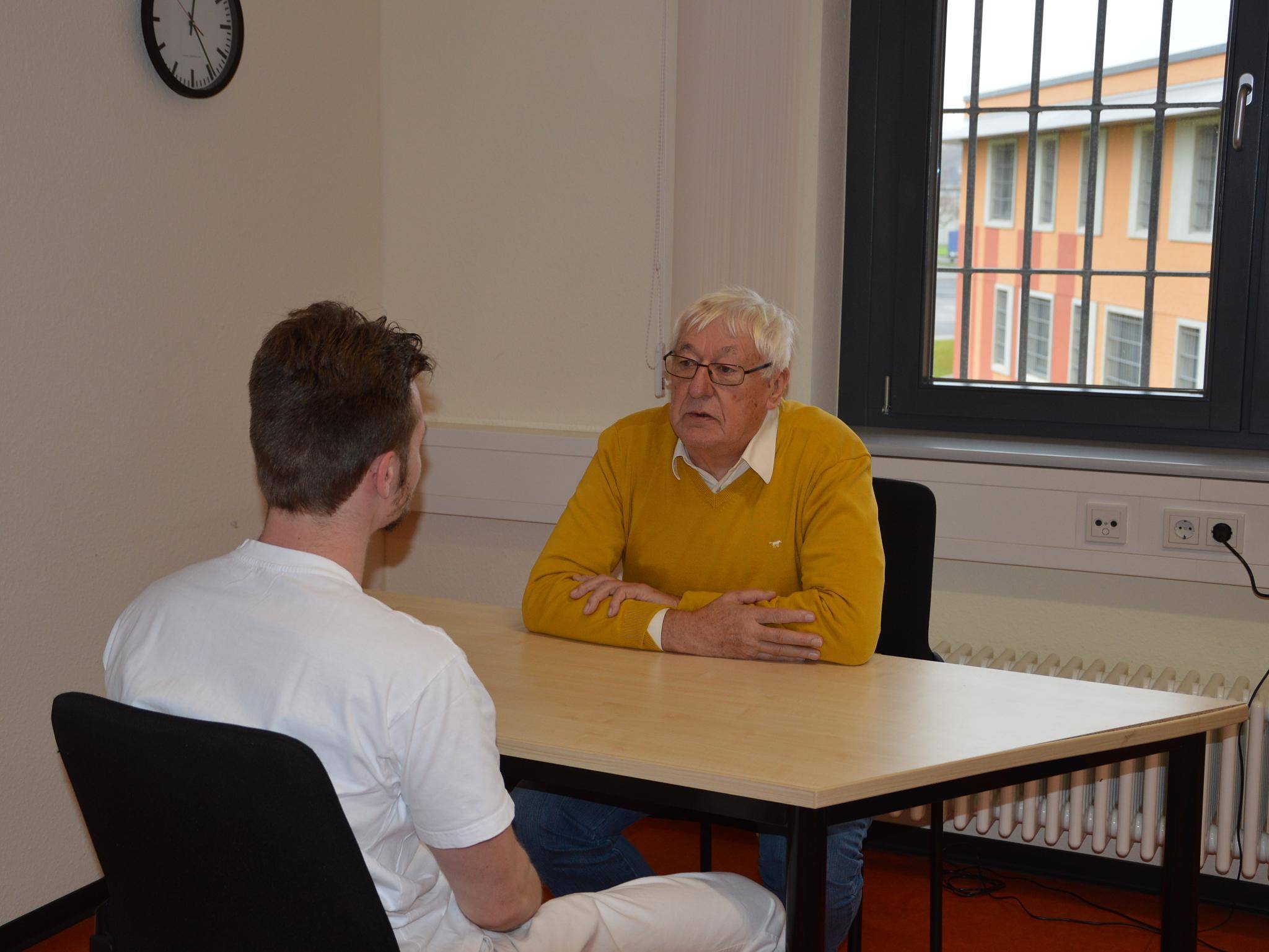 Chrisitan Brüning (r.) ist ehrenamtlichen Gefangenenhelfer in der JVA Willich. Im Gespräch mit Häftling Olaf H. geht es auch um Zukunftsängste.