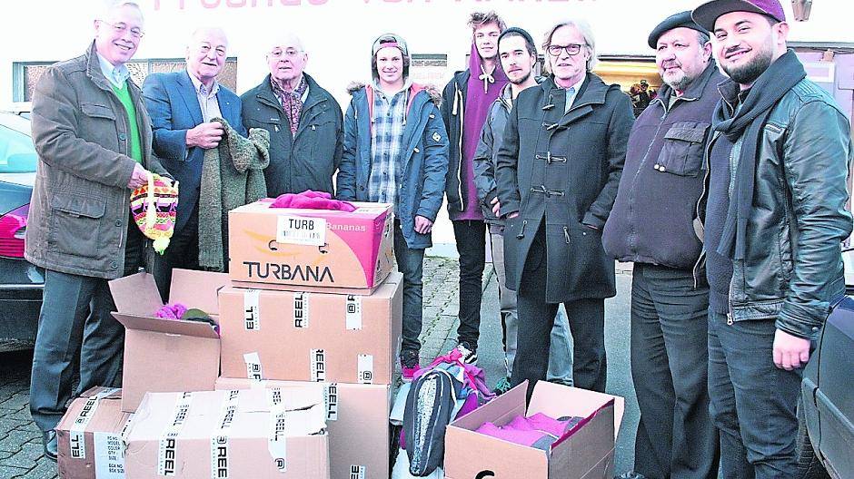  Beigeordneter Dr. Paul Schrömbges, Fritz Meies (v.l.) sowie Bürgermeister Günter Thönnessen (3.v.r.) bei der Übergabe der Pakete durch die jugendliche BMX- und Skaterszene. 