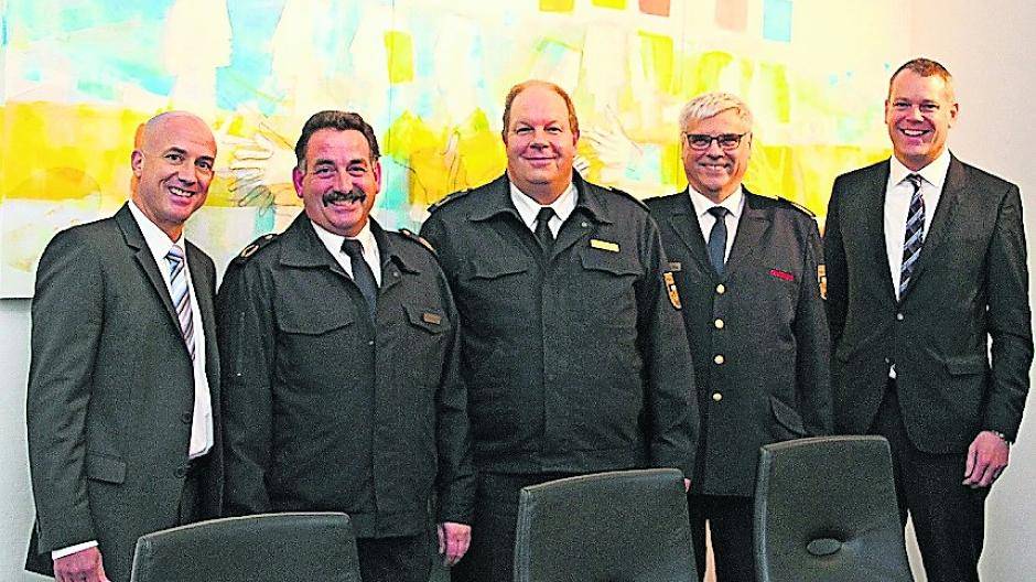 Die stellvertretenden Kreisbrandmeister Franz-Heiner Jansen (2.v.l.) und Thomas Metzer (M.) sind erneut zu Ehrenbeamten des Kreises Viersen ernannt worden. Im Büro des Landrats gratulieren Landrat Dr. Andreas Coenen (r.), Ordnungs-Dezernent Thomas Heil (l.) und Kreisbrandmeister Klaus Thomas Riedel.